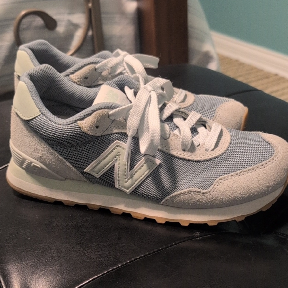 New Balance Women's Light Gray Sneakers - Size 7